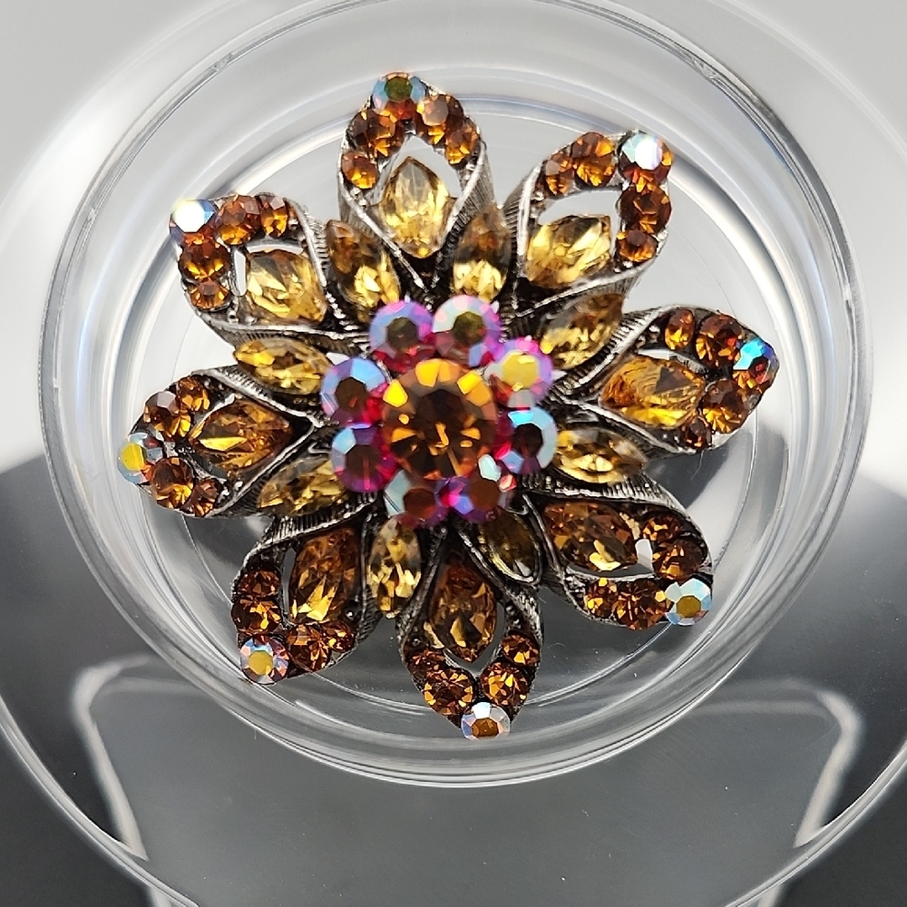 Sparkling Floral Brooch with Brown and Gold Hues - Picture 2 of 13